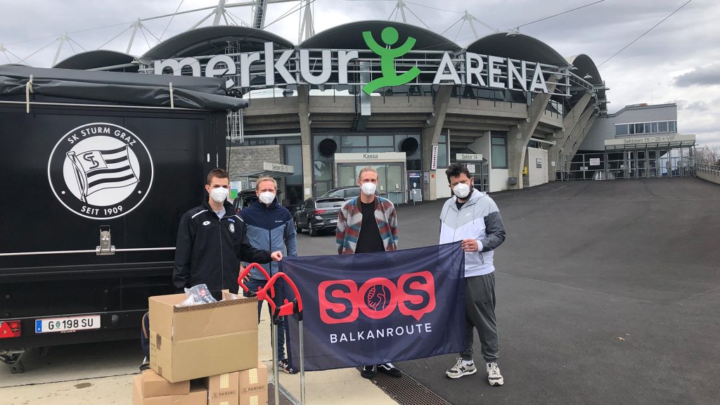 Die Übergabe der Spenden vor der Merkur-Arena