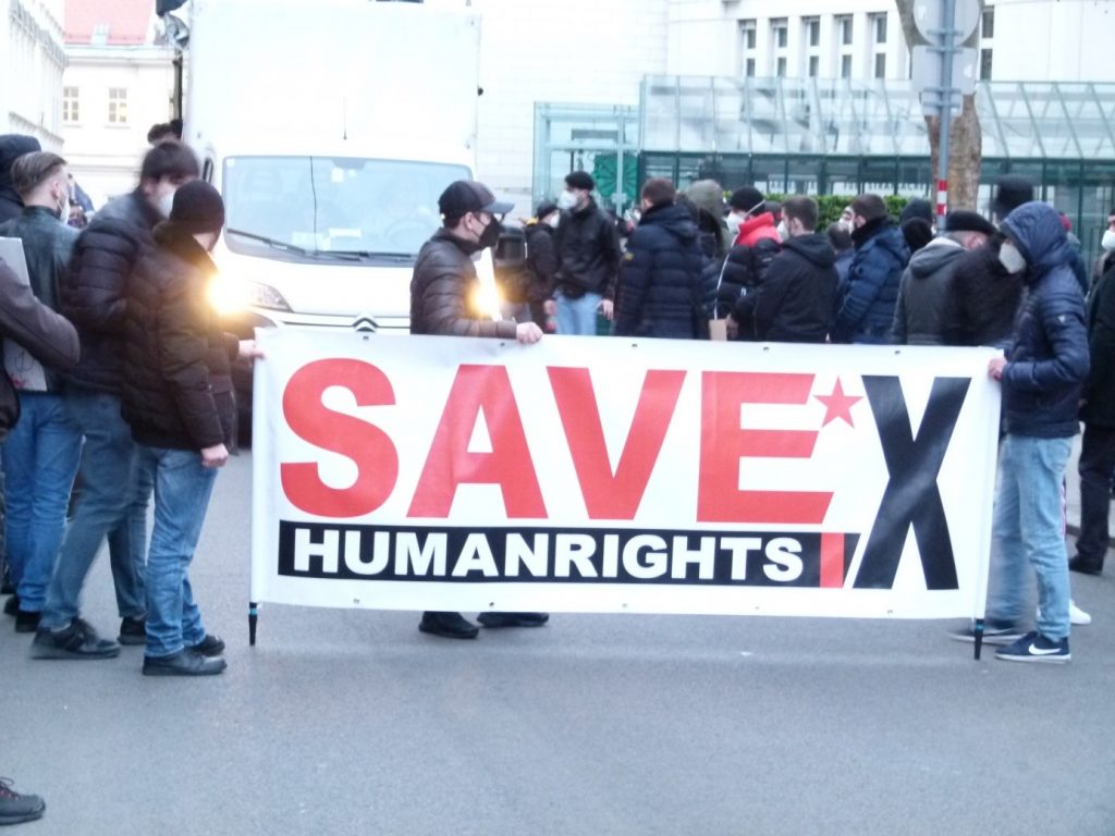 SAVE HUMAN RIGHTS auf einem Demoplakat