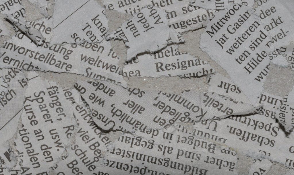 Zerrissene Zeitungsartikel-Fetzen