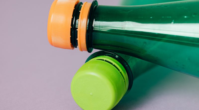 Detailaufnahme von zwei Plalstikflaschenhälsen mit Deckel