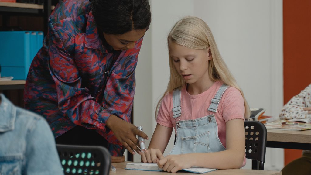 Lehrerin erklärt Schülerin etwas