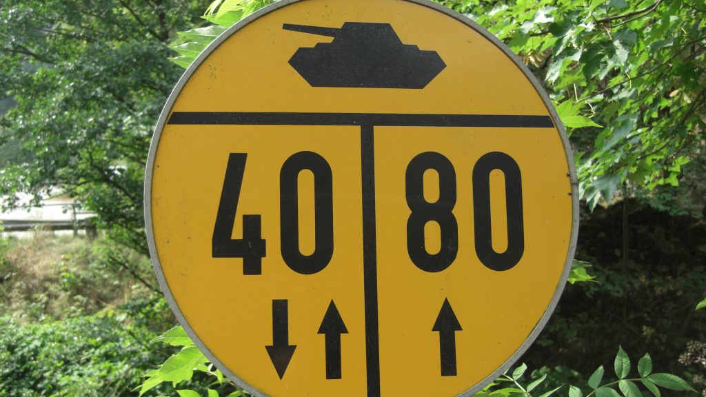 Straßenschild mit Panzer