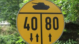 Straßenschild mit Panzer