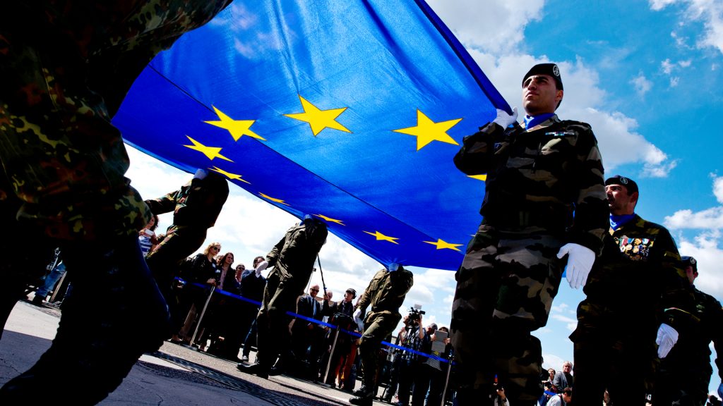 US-Soldaten tragen die EU-Flagge