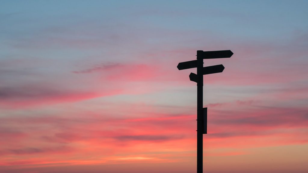 Wegweiser-Silhouette im Sonnenuntergang