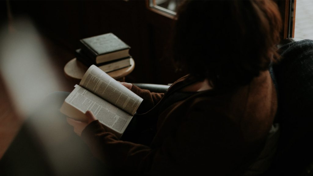 Mensch liest ein Buch