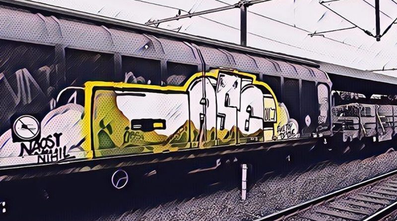 Ein Zug, besprüht mit Graffiti
