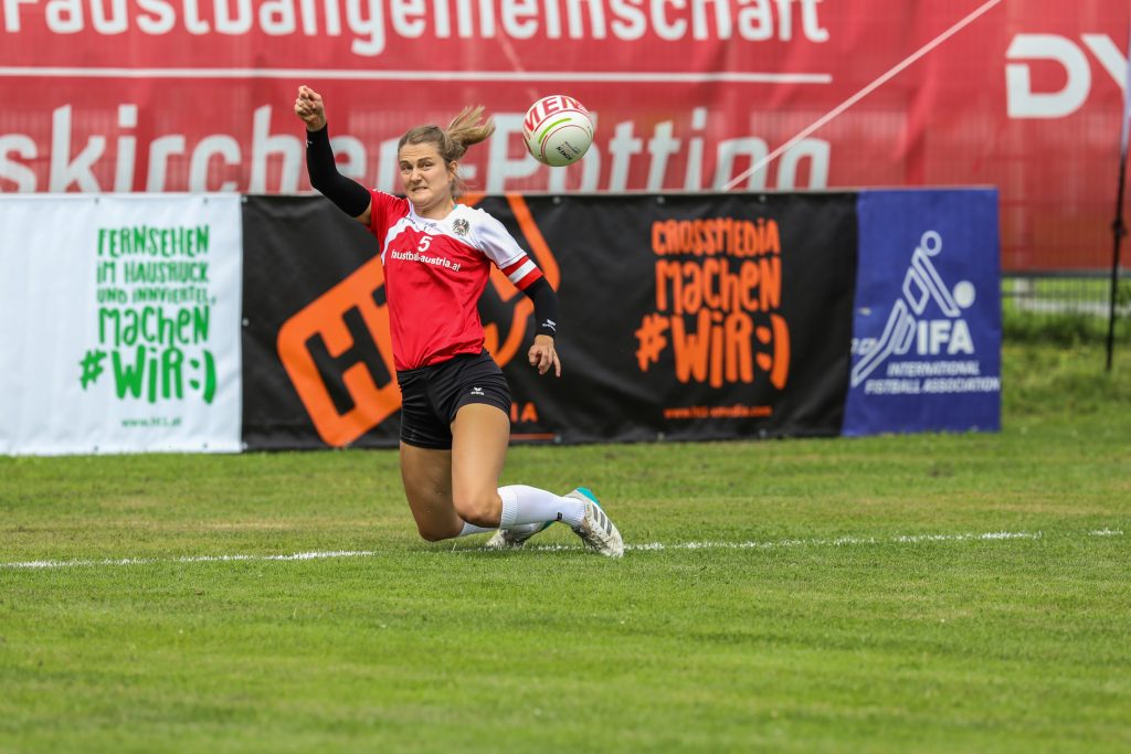 Karin Kempinger verteidigt den Ball