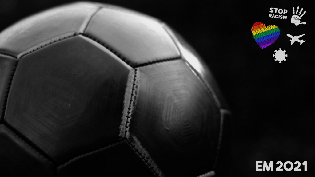 Schwarzer Fußball in schwarz weiß, rechts oben ein Herz in Regenbogenfarben