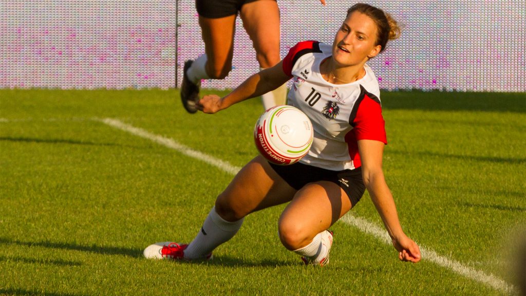 Eine Faustballspielerin kurz vor dem Spielen des Balles