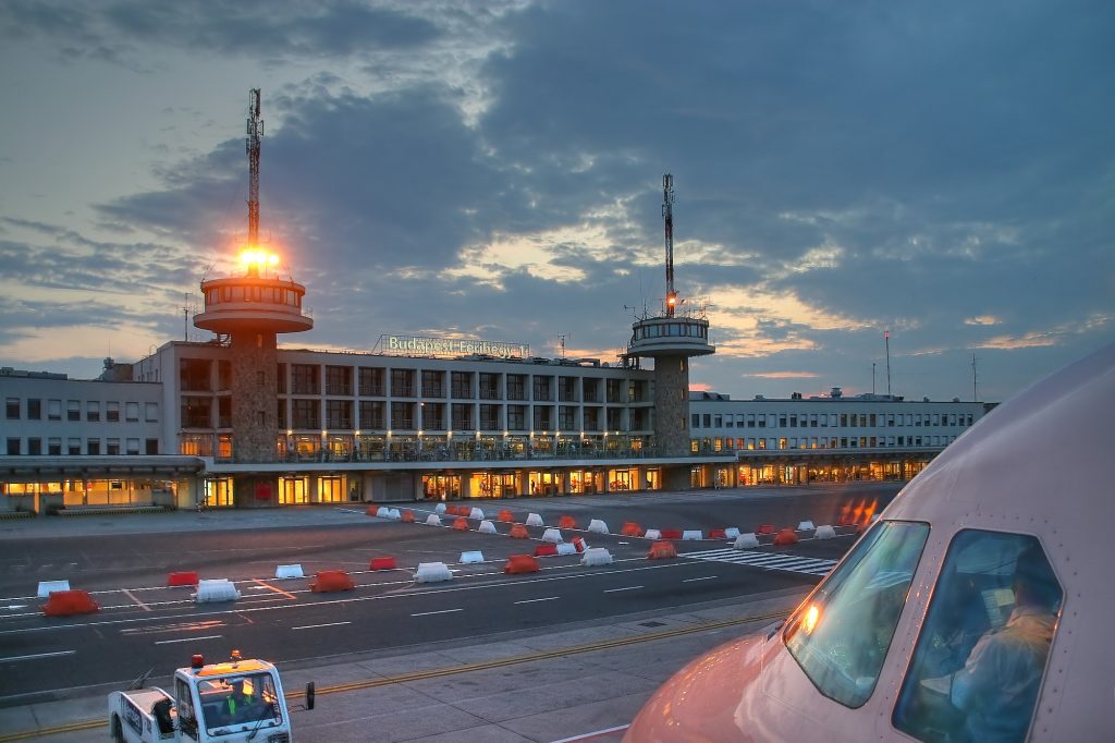 Der Flughafen in Budapest (Terminal 1) bei Sonnenuntergang