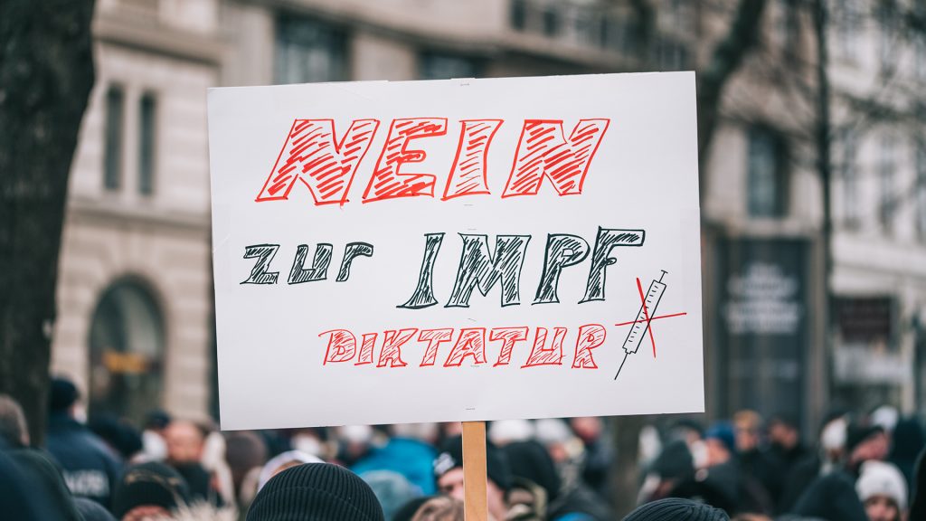 Plakat auf Demo: "Nein zur Impfdiktatur"