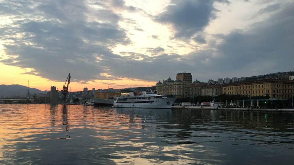 Hafen von Rijeka bei Sonnenuntergang