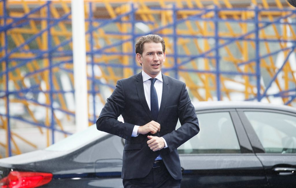 Sebastian Kurz ov einem schwarzen Auto im schwarzen Anzug