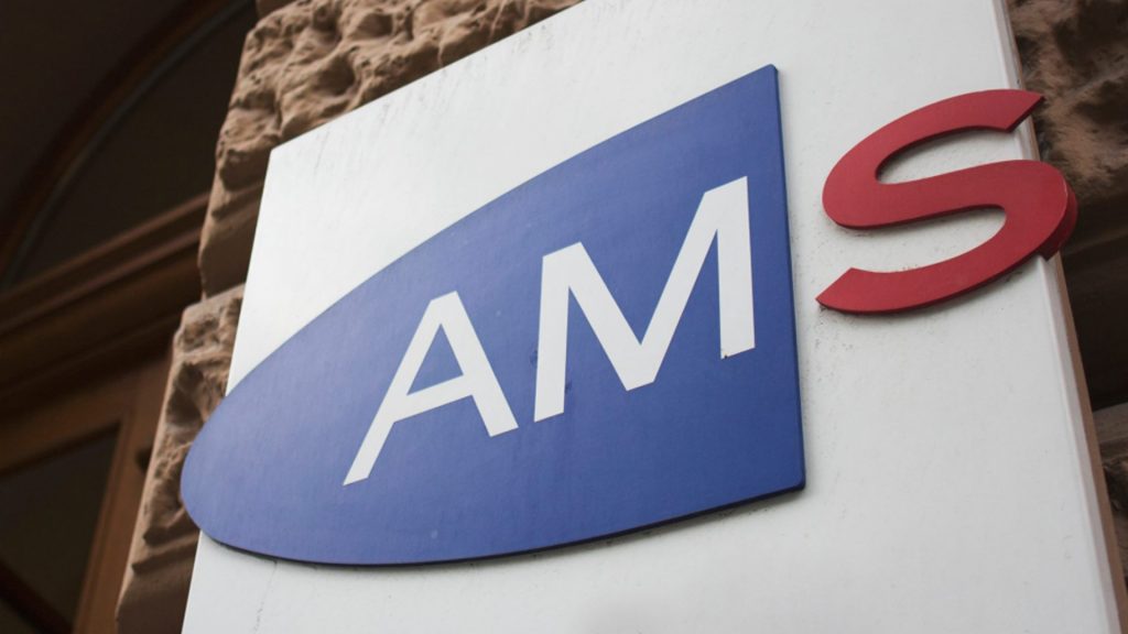Logo des AMS an einem Gebäude