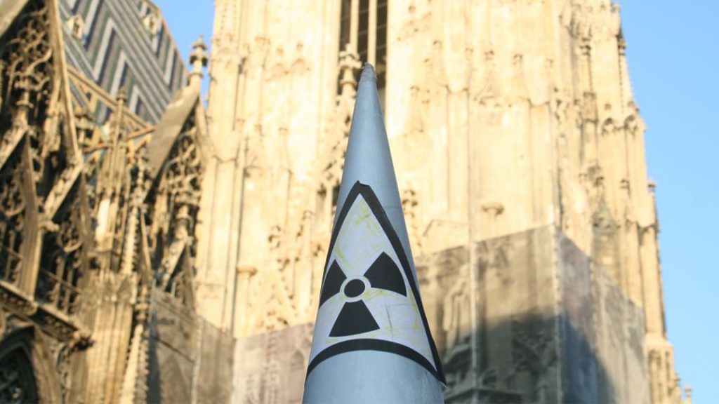 Symbol einer Atomwaffe vor dem Wiener Stephansdom