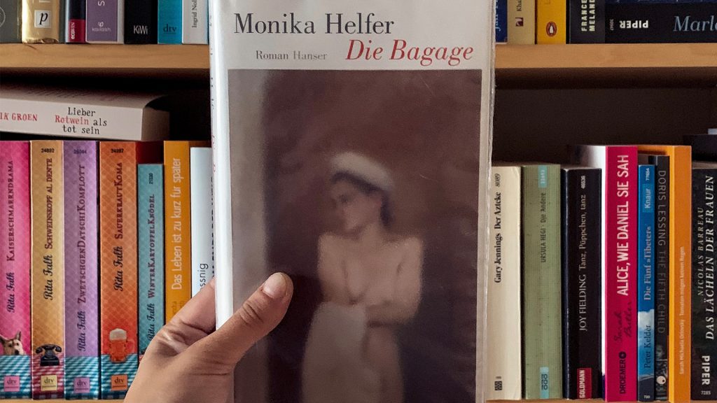 Buchcover von Die Bagage vor ein Bücherregal gehalten