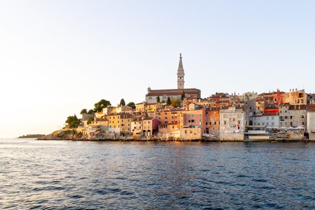 Im Vordergrund Meer, dahinter die Altstadt von Rovinj