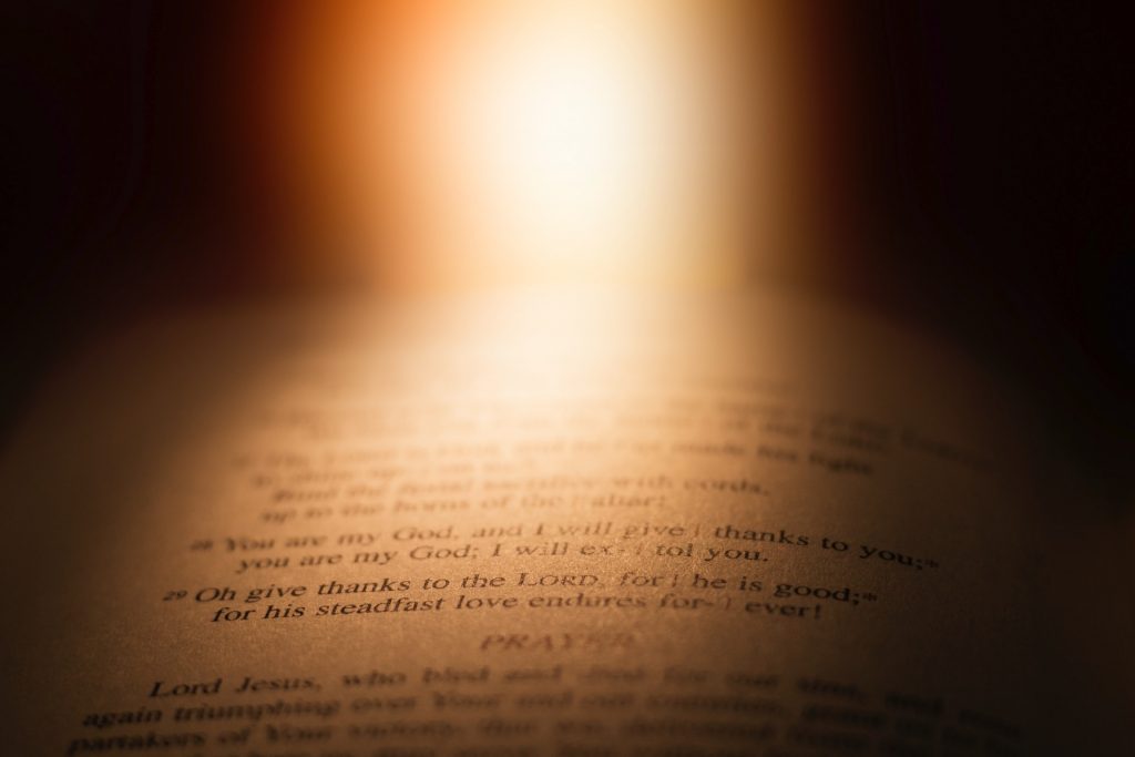 Eine Stelle in einer Bibel wird von Licht beleuchtet