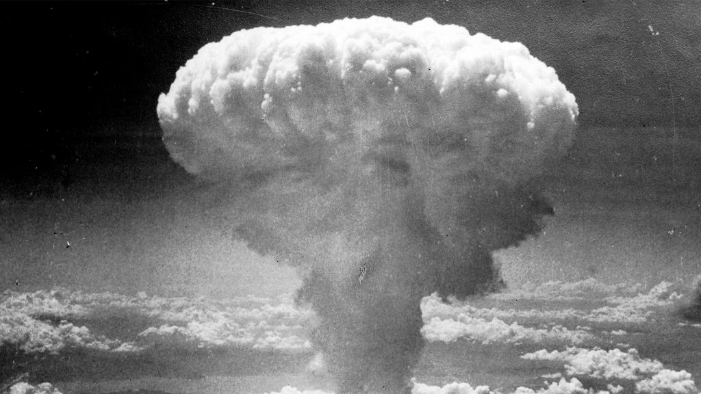 Die Wolke nach dem Atombombenabwurf auf Nagasaki in schwarz weiß