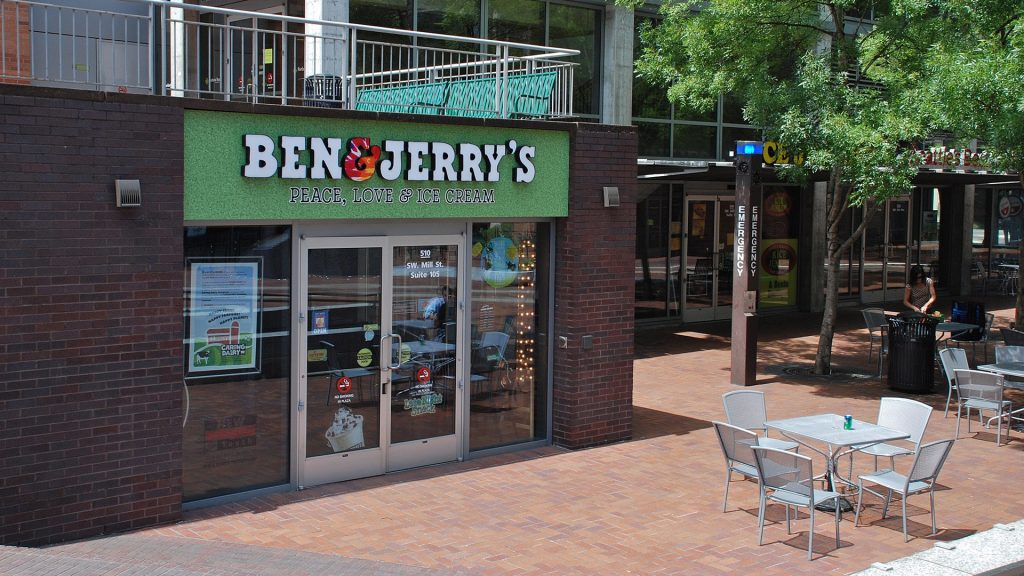 Shop von Ben und Jerrys, davor ein Tisch mit vier Sesseln