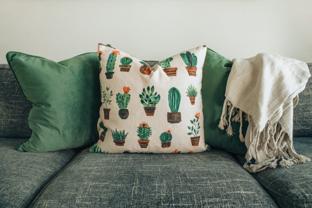 Polster liegen auf einer grauen Couch