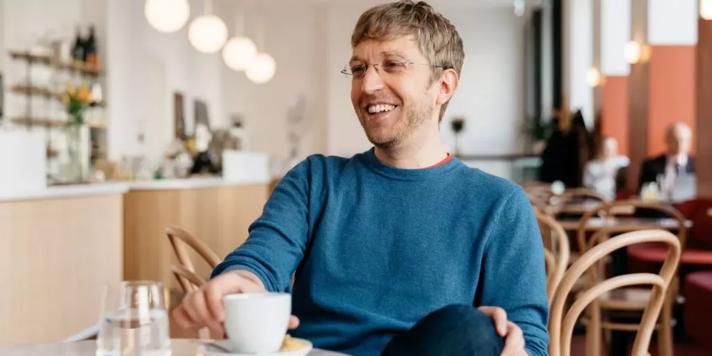 Florian Aigner trinkt einen Kaffee