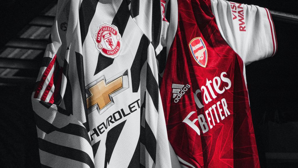 Trikots von Manchester United und Arsenal hängen nebeneinander
