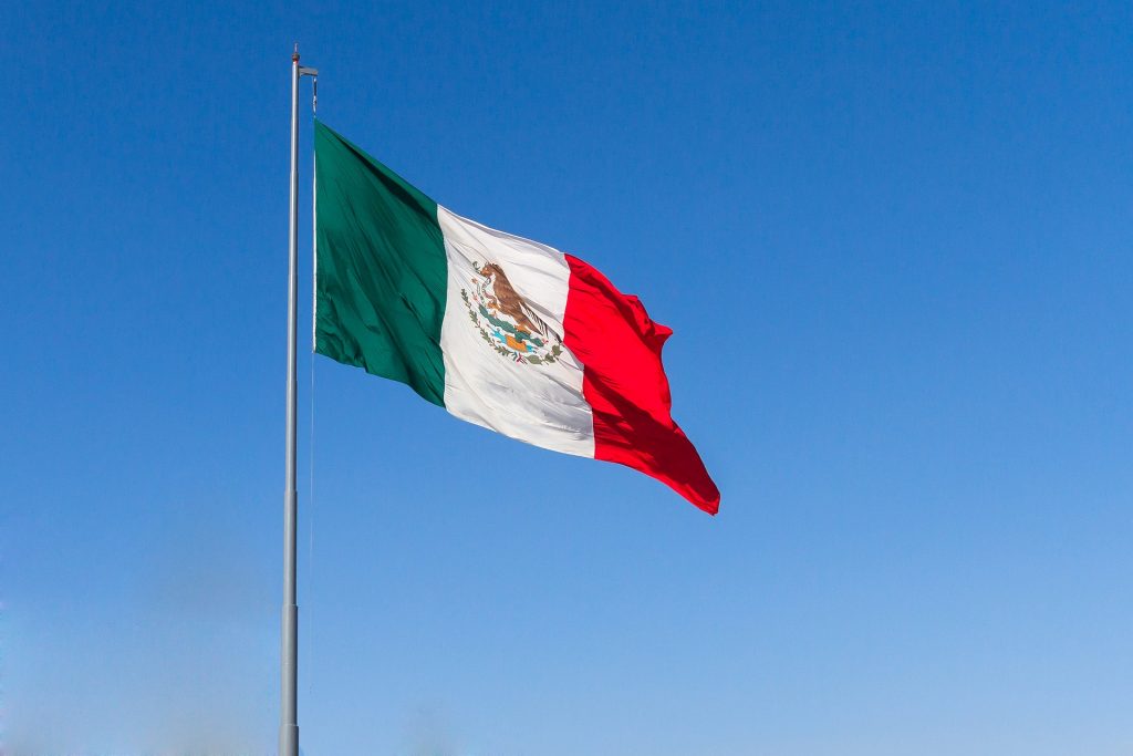Flagge von Mexiko vor blauem Himmel