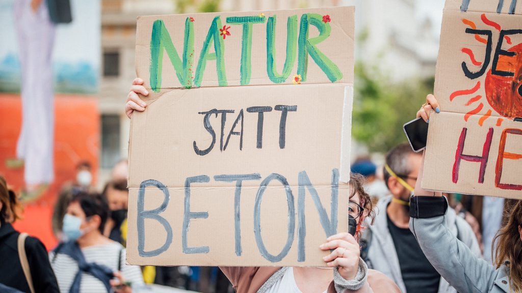 Demoschild: Natur statt Beton