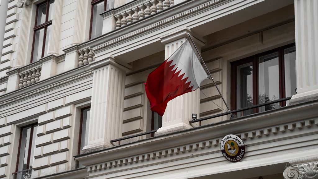 Die Flagge von Katar auf dem Gebäude der Katarischen Botschaft in Wien
