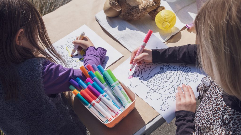 Zwei Mädchen malen Mandalas