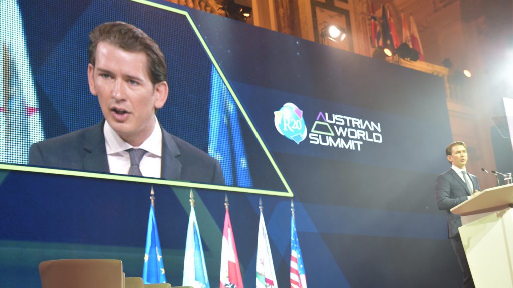 Sebastian Kurz auf einer großen Leinwand