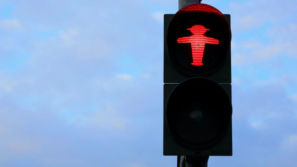 Rote Ampel, blauer Himmel