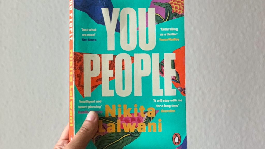 Hand hält Buch "You People"