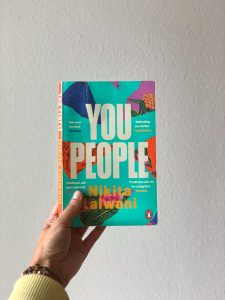 Hand hält Buch "You People"