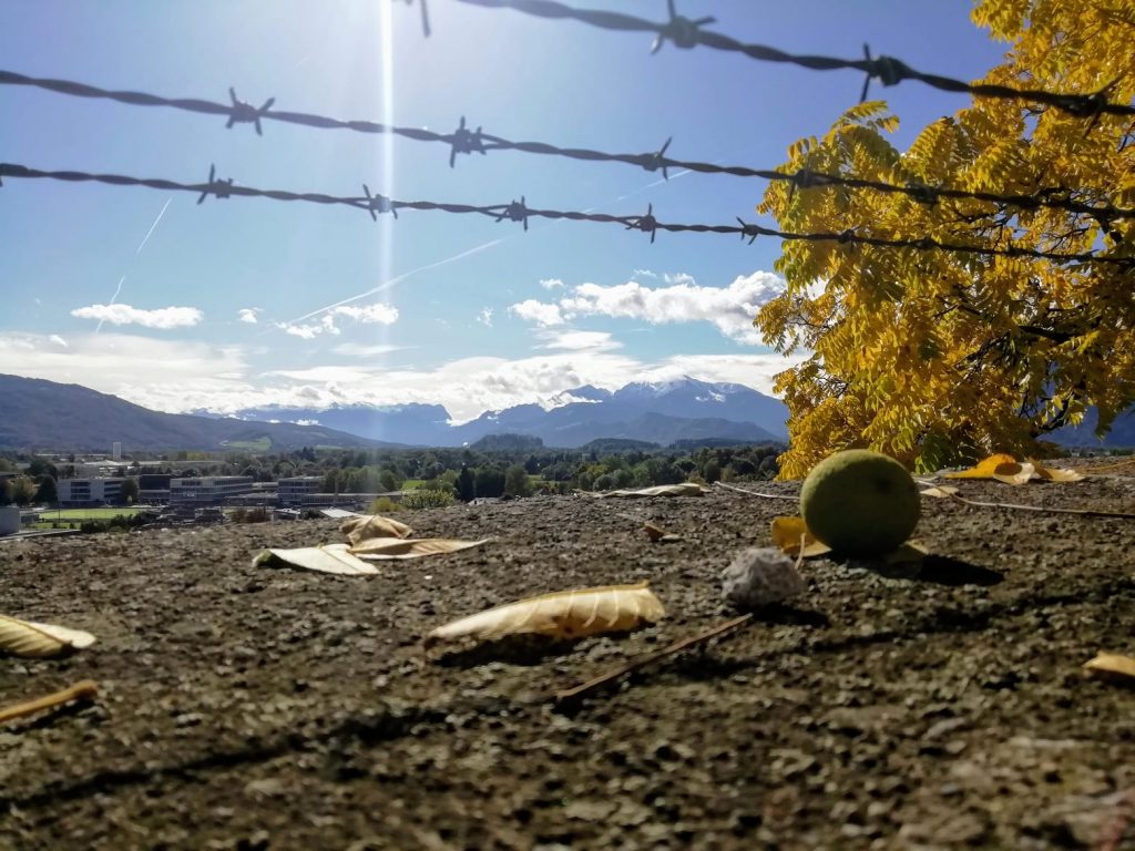 Ausblick auf einer Stadt von einer Mauer aus