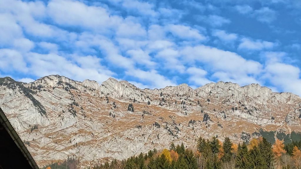 Berge, blauer Himmel