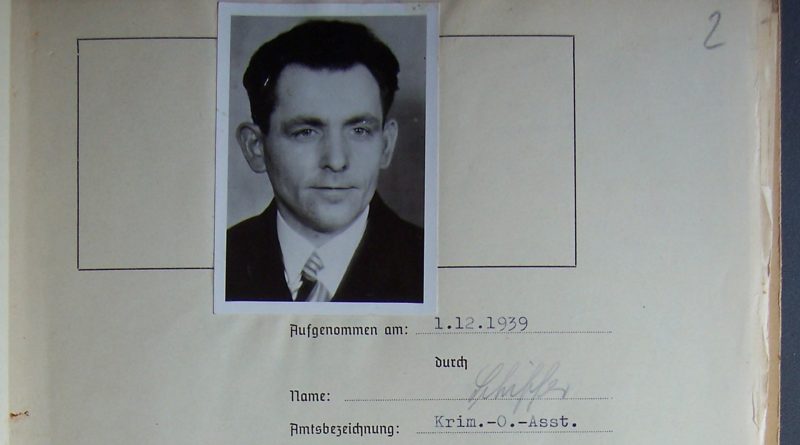 Auschnitt aus der Gestapo Akte Georg Elsners, man sieht sein Foto