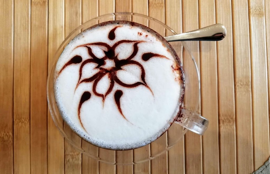 Tasse Kaffee auf Holztisch