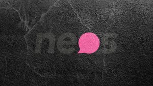 Logo der NEOS auf schwarzem Leder-Hintergrund