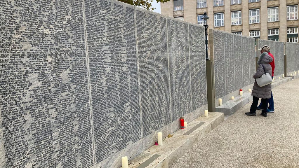 Zwei Personen begutachten die Shoa-Namensmauer in Wien