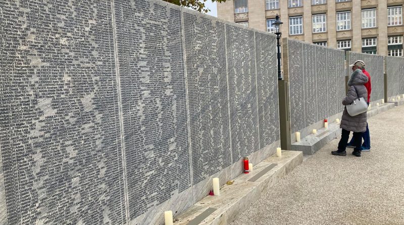 Zwei Personen begutachten die Shoa-Namensmauer in Wien