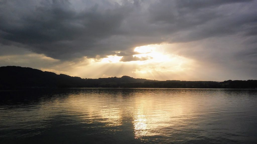 Sonnenuntergang über einem See