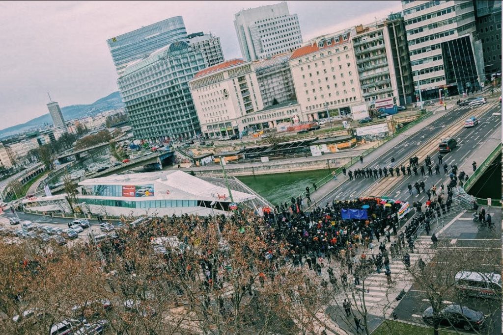 Demo vor eine Brücke in Wien