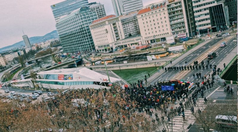 Demo vor eine Brücke in Wien