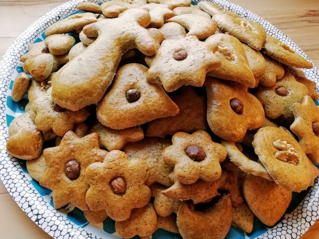 Ein Teller voller Lebkuchen