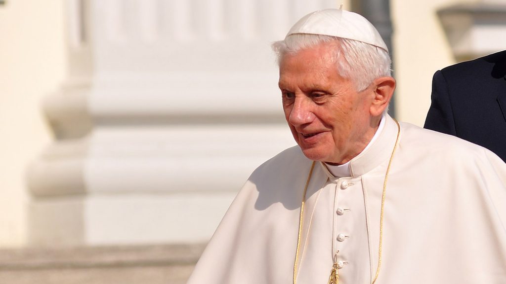 Nahaufnahme von Papst Benedikt in weißem Gewand