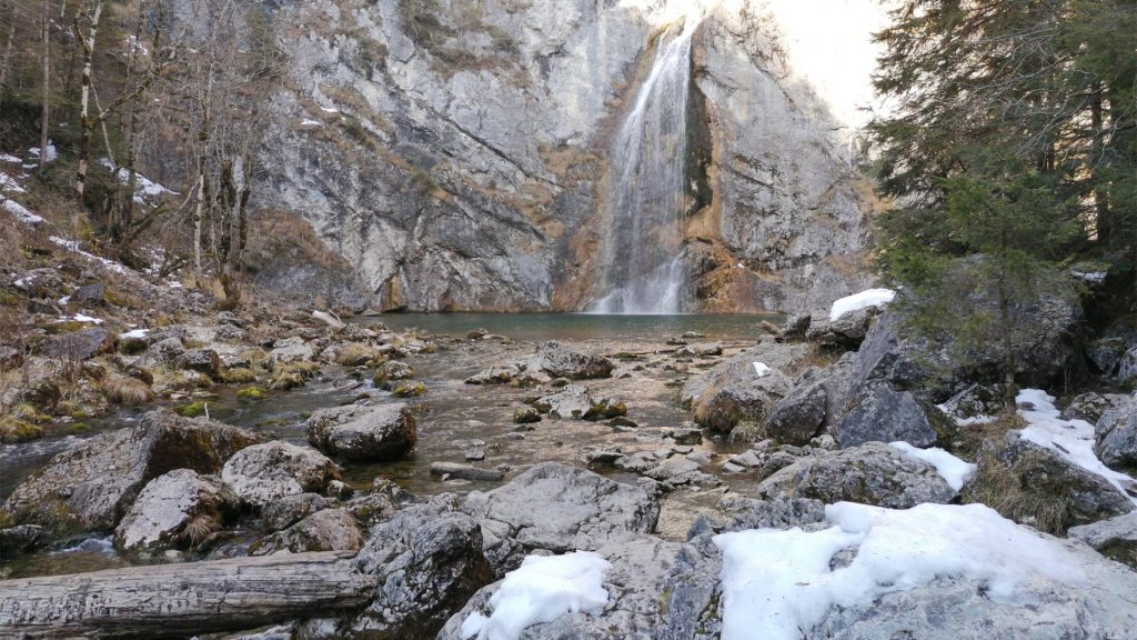 Ein Wasserfall im Winter