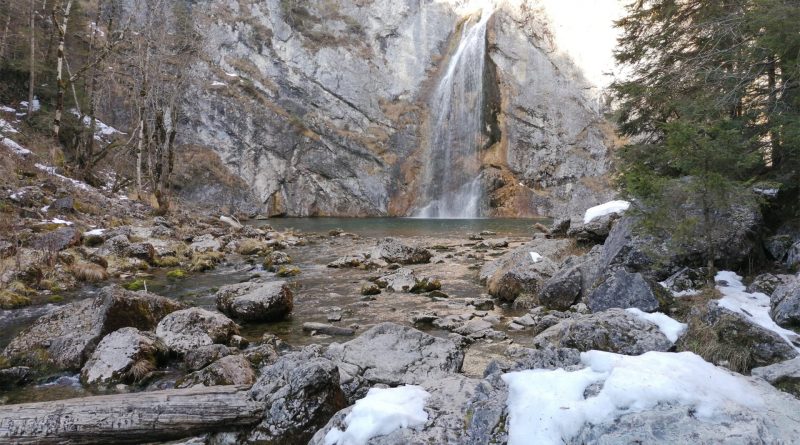 Ein Wasserfall im Winter
